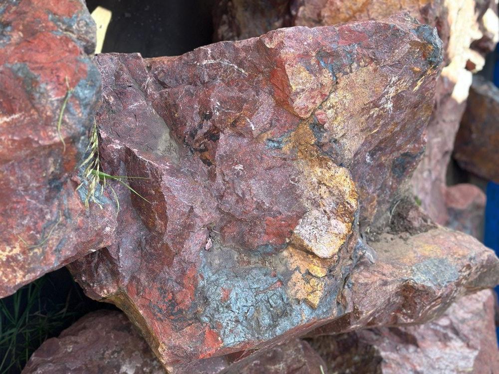 Камни для ландшафтного дизайна красно-фиолетовые 10-60 килограмм купить в Королёве