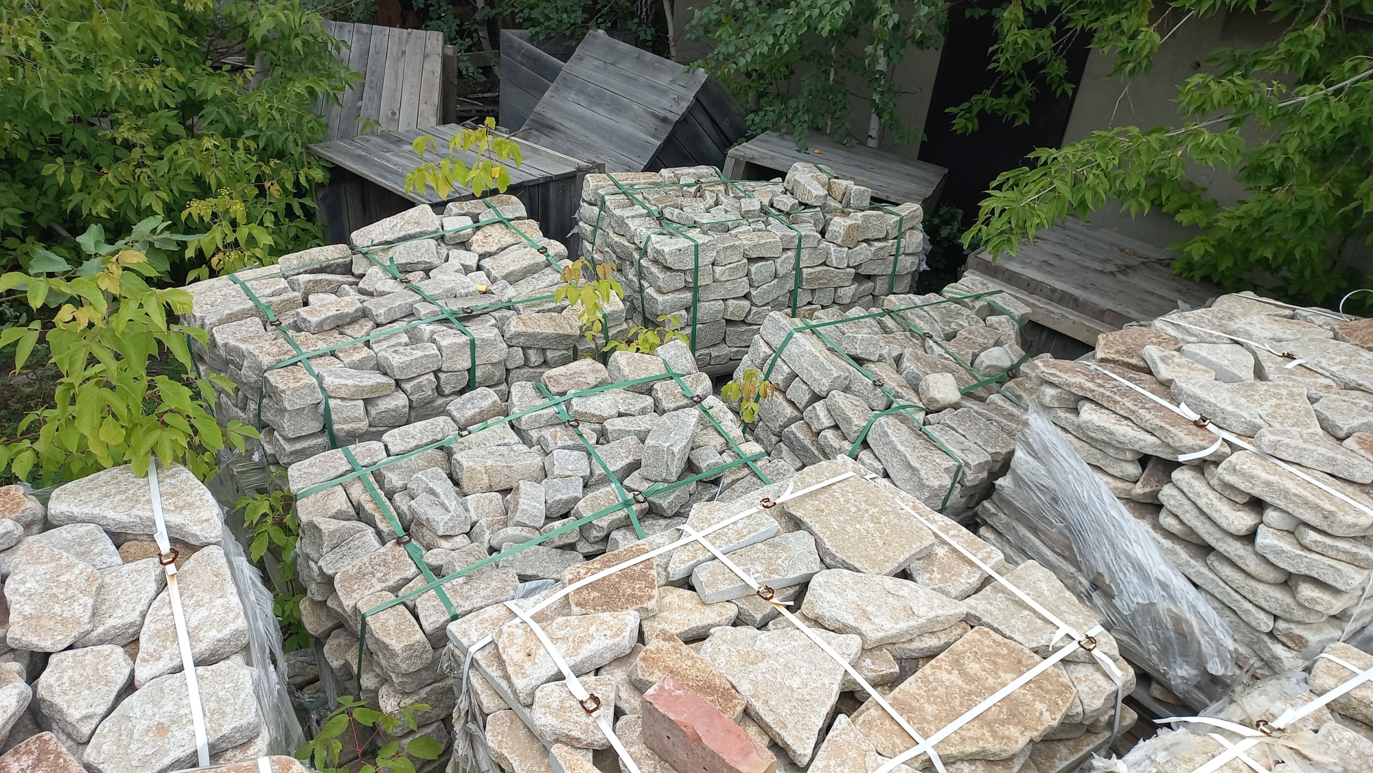 Плитняк галтованный гранитный для ландшафтного дизайна купить в Королёве