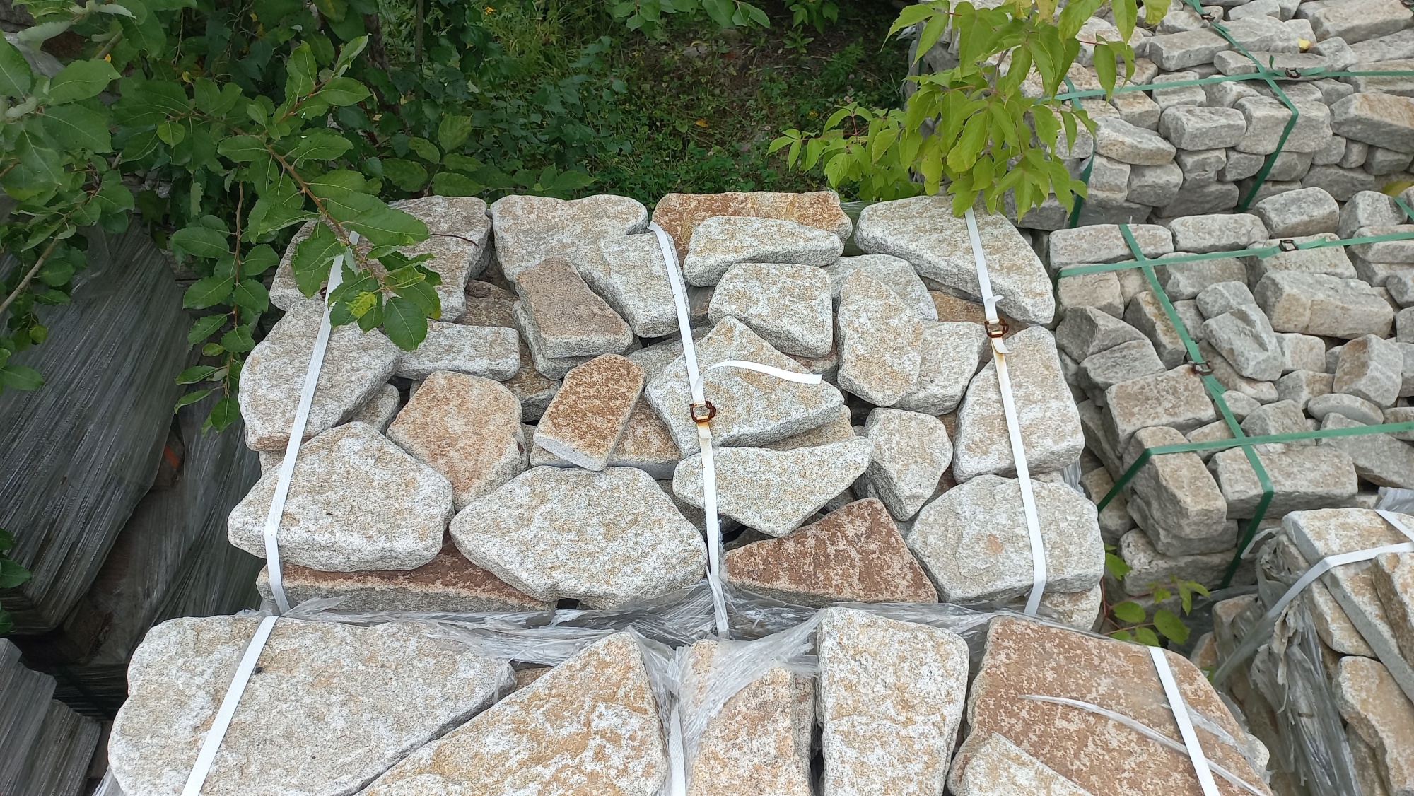 Плитняк галтованный гранитный для ландшафтного дизайна купить в Королёве