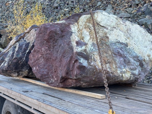 Огромные красно-фиолетовые валуны для ландшафтного дизайна весом более 5 тонн купить в Королёве