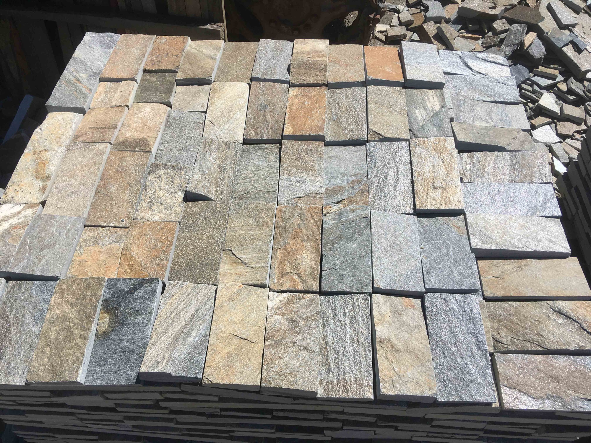 Плитка пилёная златолит Уральский для цоколя, отмостки купить в Королёве