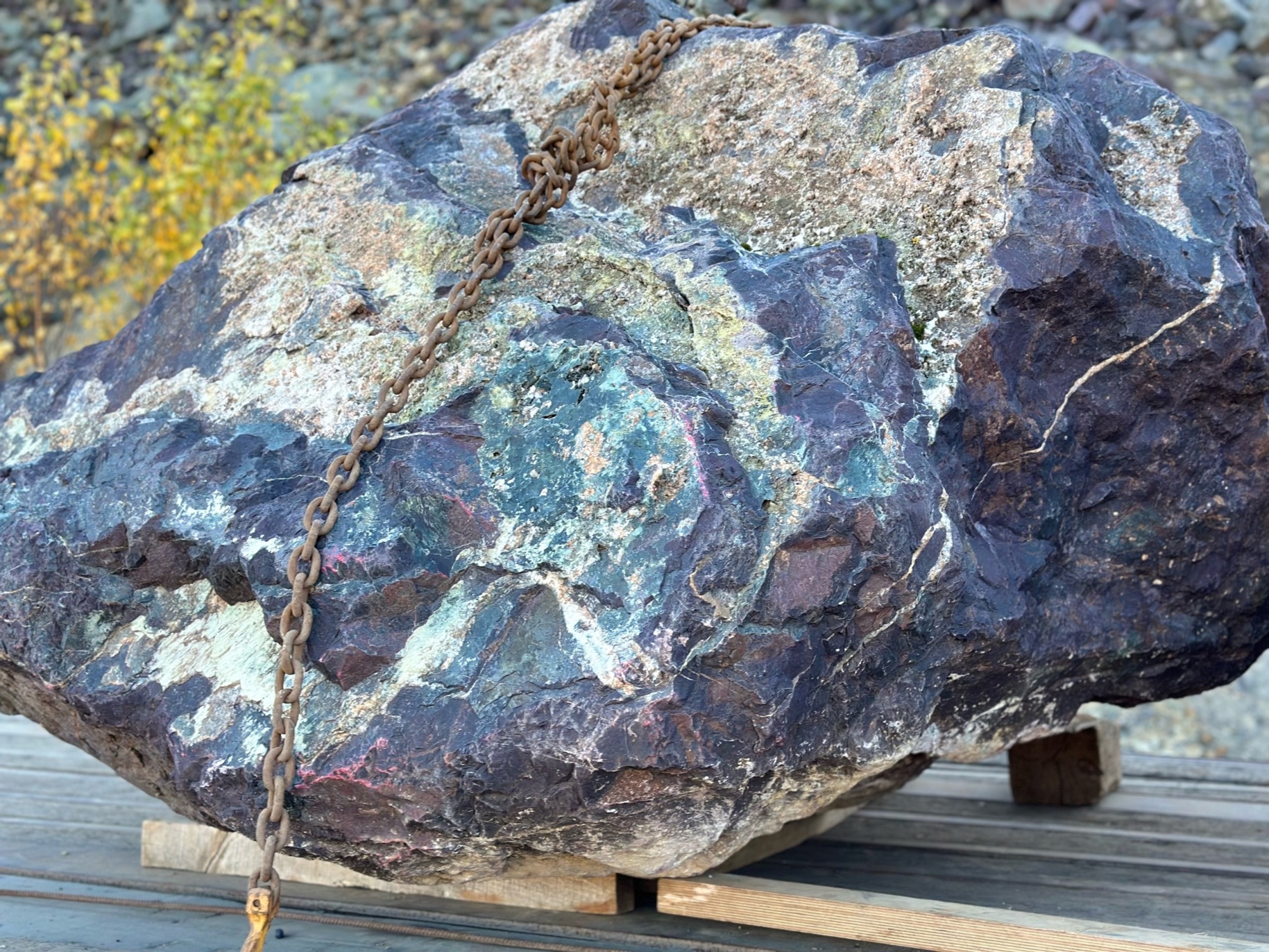 Огромные красно-фиолетовые валуны для ландшафтного дизайна весом более 5 тонн купить в Королёве