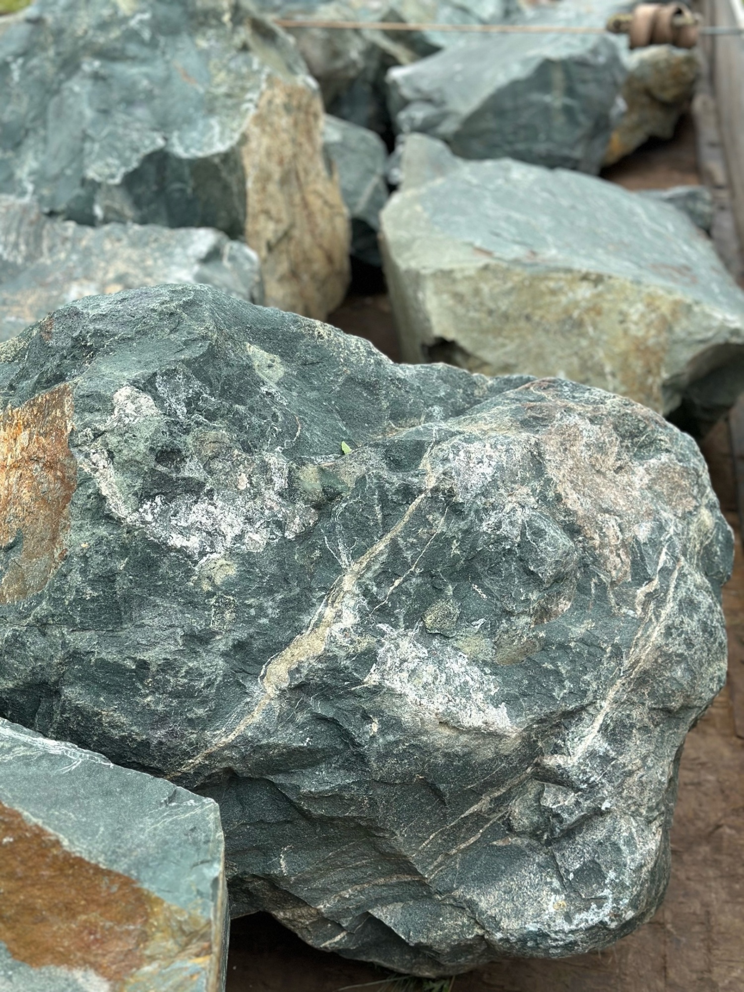 Камни для ландшафтного дизайна зелёные 10-60 килограмм купить в Королёве