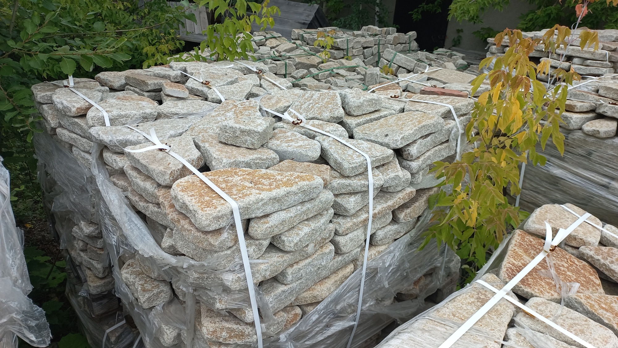 Плитняк галтованный гранитный для ландшафтного дизайна купить в Королёве