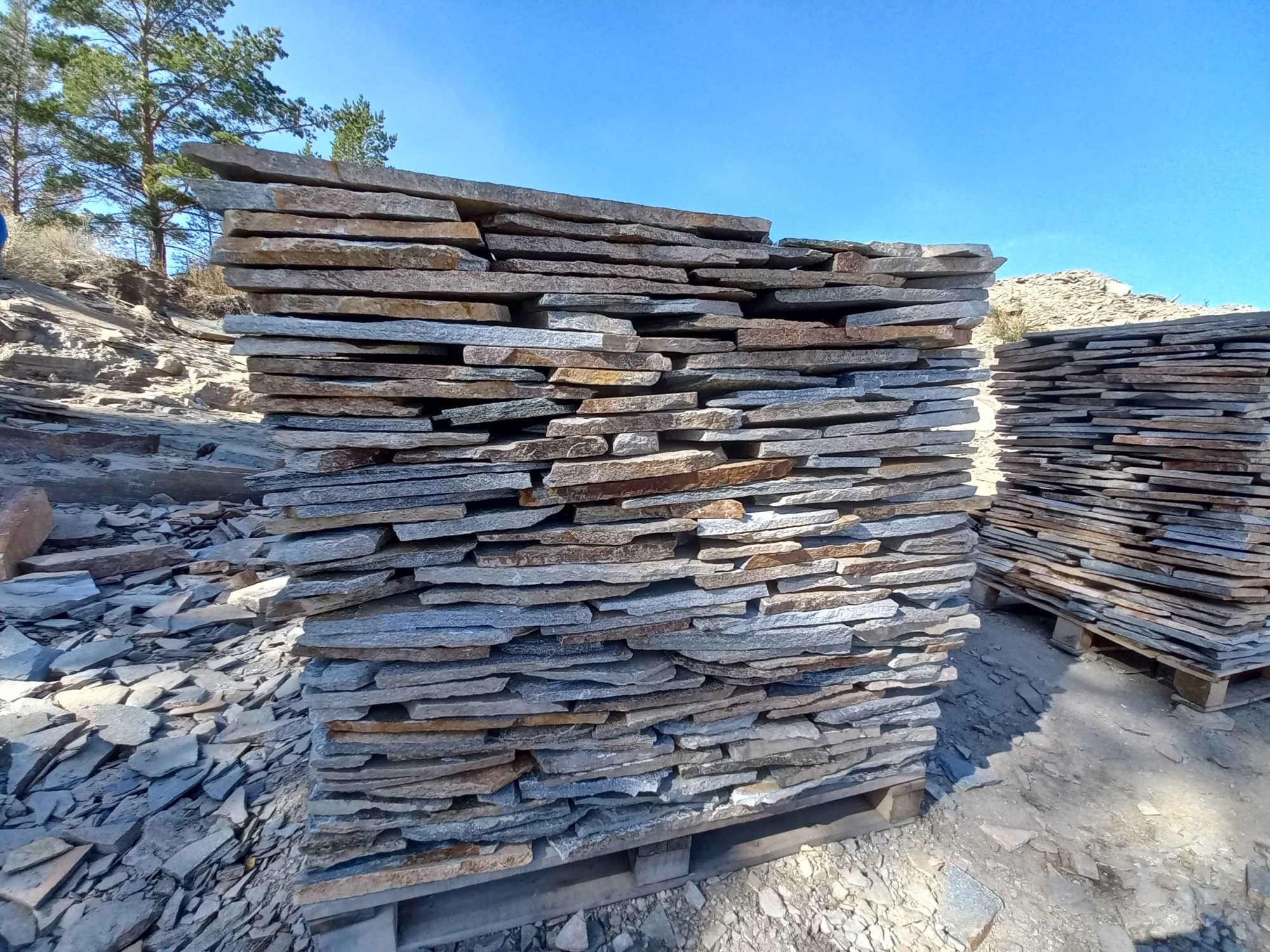 Плитняк златолит серебристый для фасада купить в Королёве