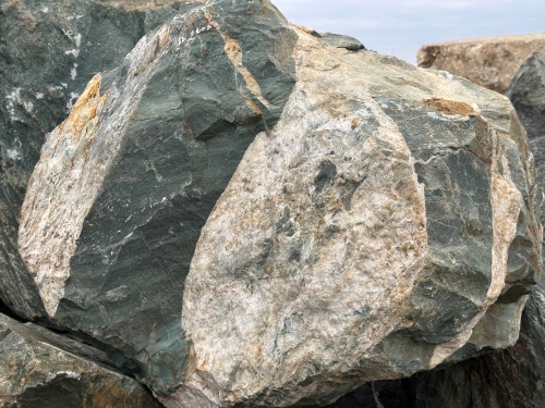 Гигантские зелёные валуны для ландшафтного дизайна весом более 5 тонн купить в Королёве