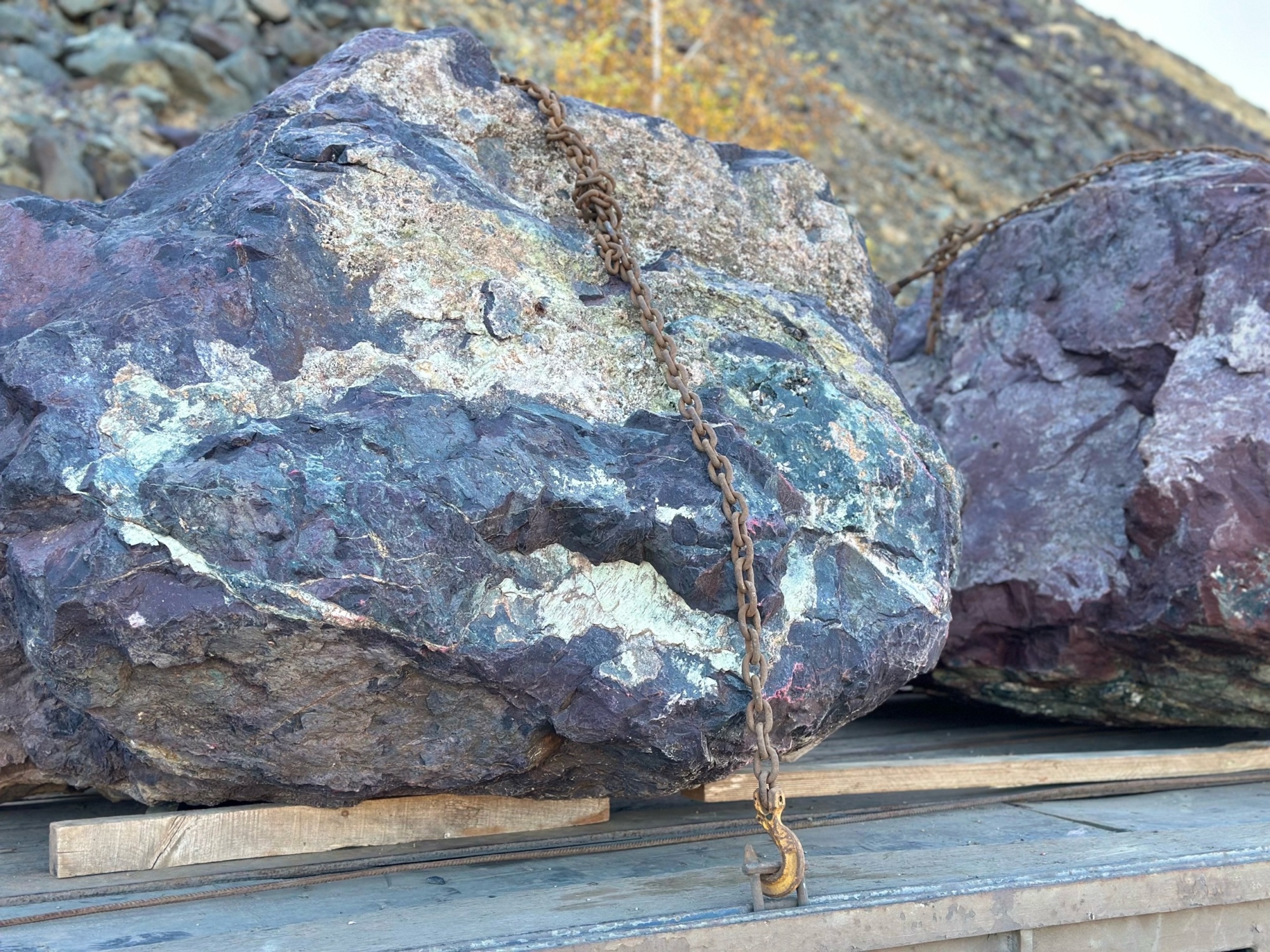 Огромные красно-фиолетовые валуны для ландшафтного дизайна весом более 5 тонн купить в Королёве