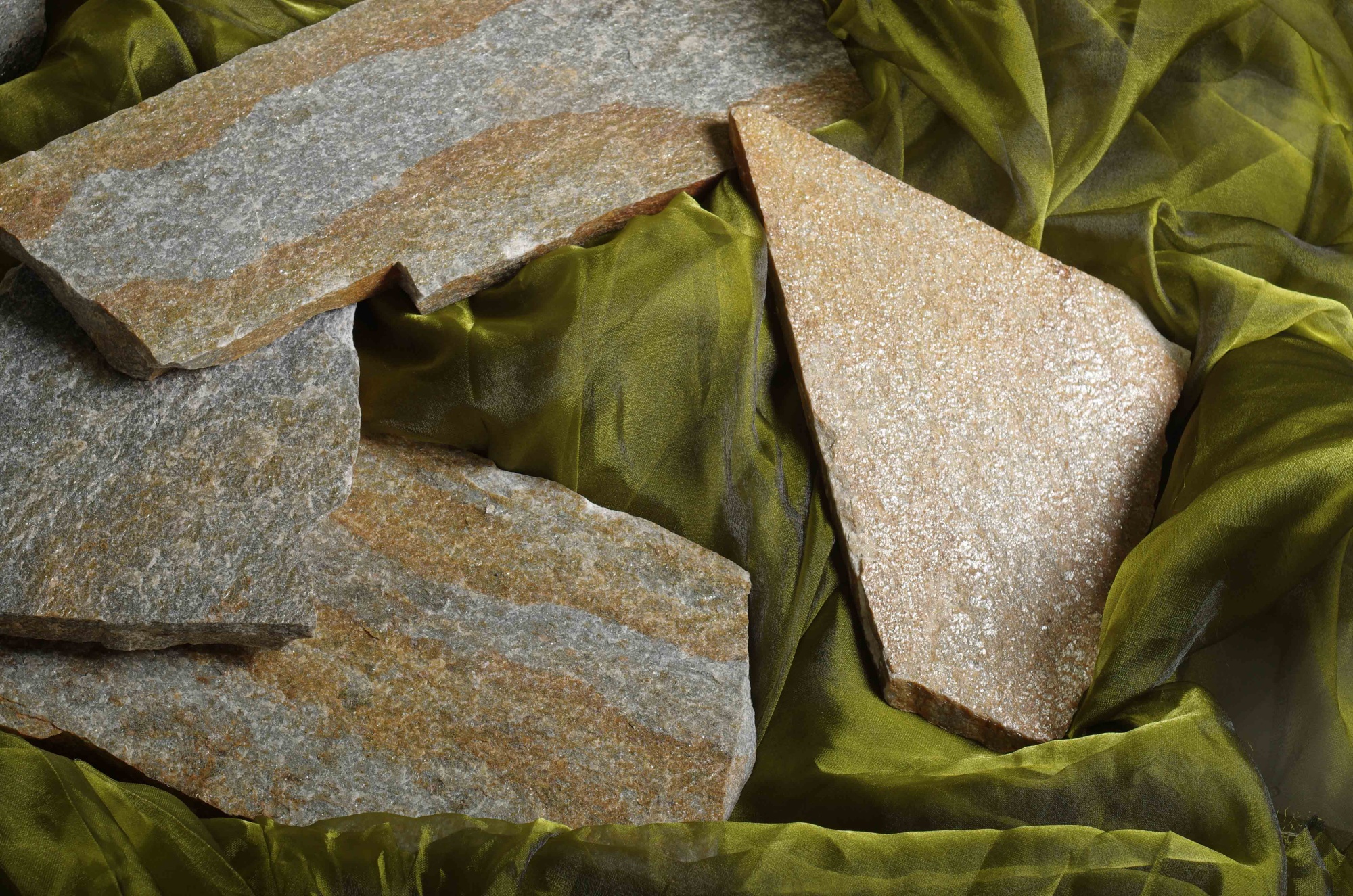 Плитняк златолит Уральский для цоколя, отмостки купить в Королёве