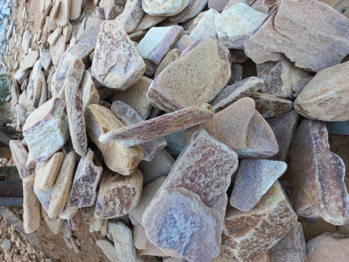 Златолит жёлтый, жёлто-зелёный глыбки и валуны для ланшафтного дизайна купить в Королёве