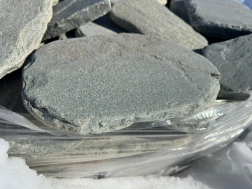 Плитняк златолит зелёный галтованный для мощения на бетон купить в Королёве